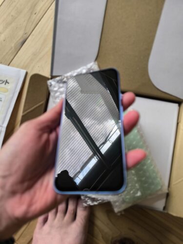 にこスマで購入した中古Google Pixel 8a（ブルー）のディスプレイ状態。窓のブラインドが鏡のようにくっきりと反射するほど画面に傷がなく、中古特有の使用感を感じさせない綺麗な美品であることがわかる実機写真