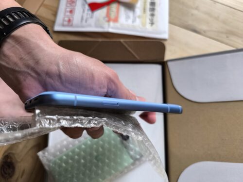 にこスマで購入した中古Google Pixel 8a（ブルー）の側面写真。SIMカードトレイ周りのマットなアルミフレームにも落下による凹みや擦れ傷が一切なく、非常に綺麗な状態であることが伝わる実機レビュー画像