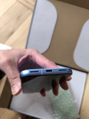 にこスマで購入した中古Google Pixel 8aの底面（充電ポート）周辺の拡大写真。中古スマホで劣化や汚れが目立ちやすいUSB-C端子やスピーカー穴にもホコリや塗装剥げがなく、非常に状態が良いことがわかる実機レビュー画像