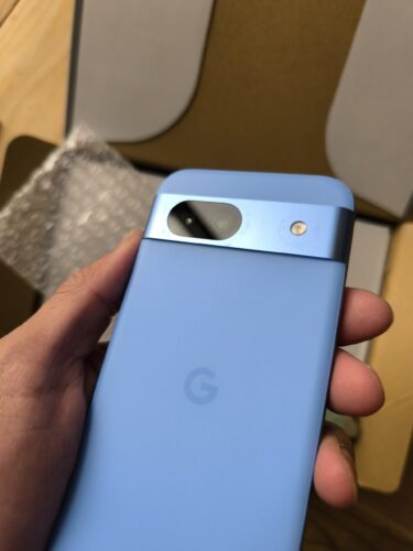 にこスマで購入した中古Google Pixel 8a（ミントグリーン）の背面カメラ周りのクローズアップ写真。特徴的なカメラバーや2つのレンズにも傷が一切なく、中古特有の使用感を感じさせない美品であることがわかる実機レビュー画像