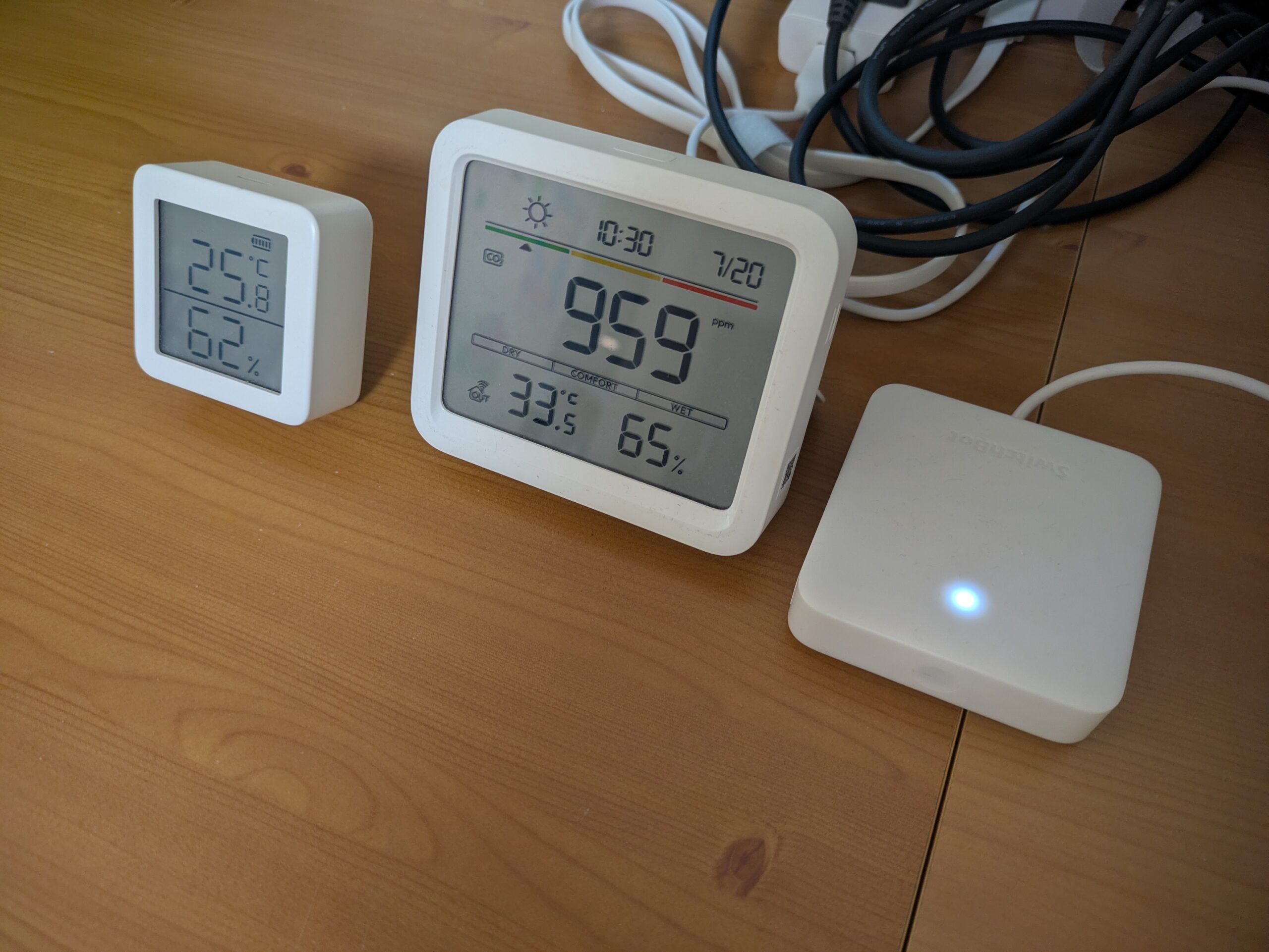 リビングで使用しているSwitchBot温湿度計、CO2モニター、ハブミニ